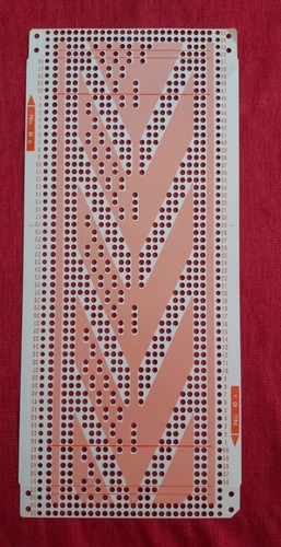 Una scheda perforata dal set