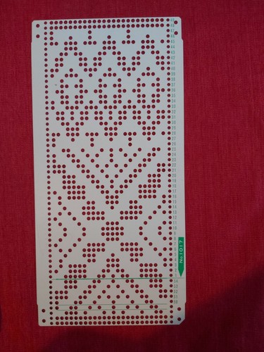 Una scheda perforata dal set