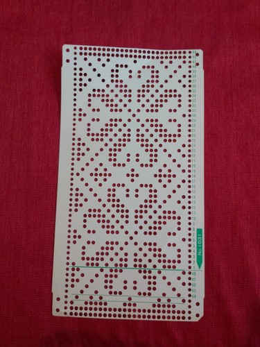 Una scheda perforata dal set