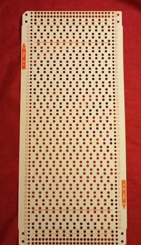 Una scheda perforata dal set