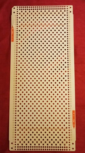 Una scheda perforata dal set